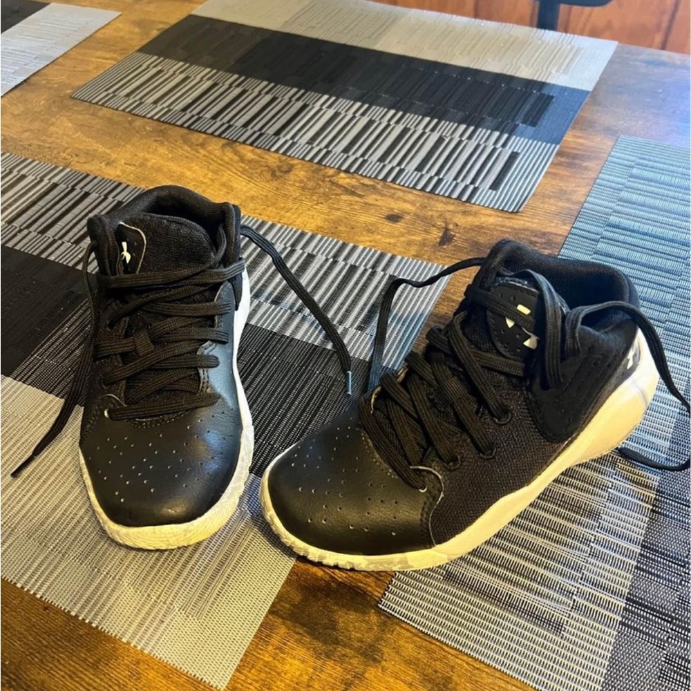 Boys underarmour shoes worn 3 times size 13.5